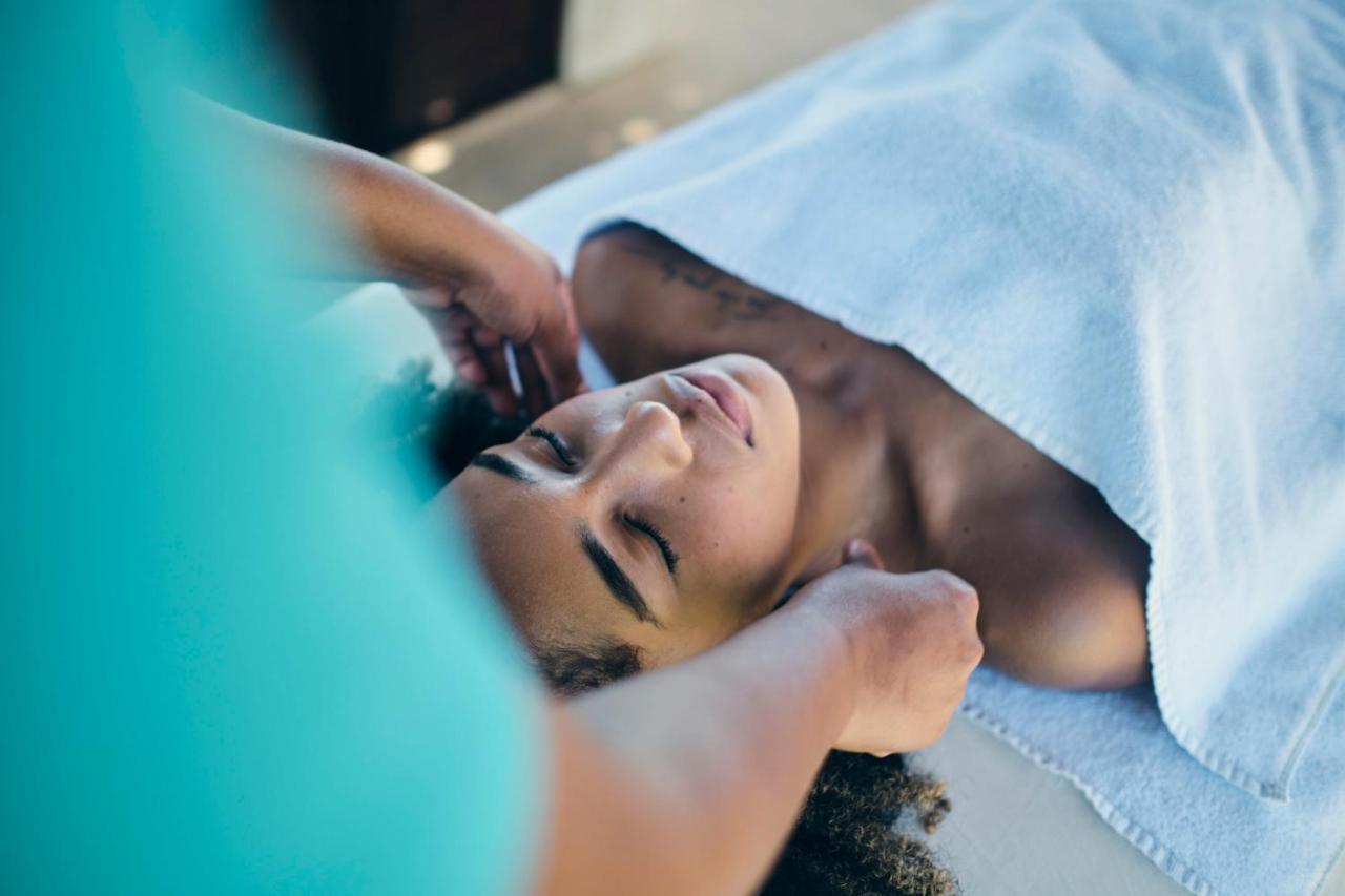 Iberostar Waves Bahia Hotel Praia do Forte Exterior foto A woman receiving a facial massage