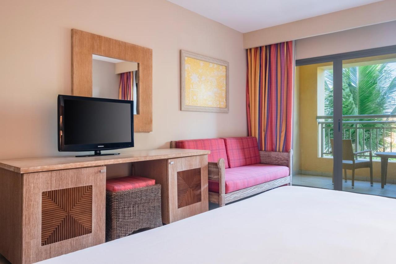 Iberostar Waves Bahia Hotel Praia do Forte Exterior foto A room at the Iberostar Grand Hotel Bávaro