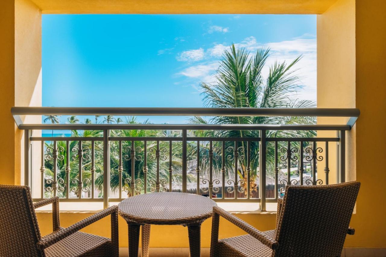 Iberostar Waves Bahia Hotel Praia do Forte Exterior foto Balcony of a guest room