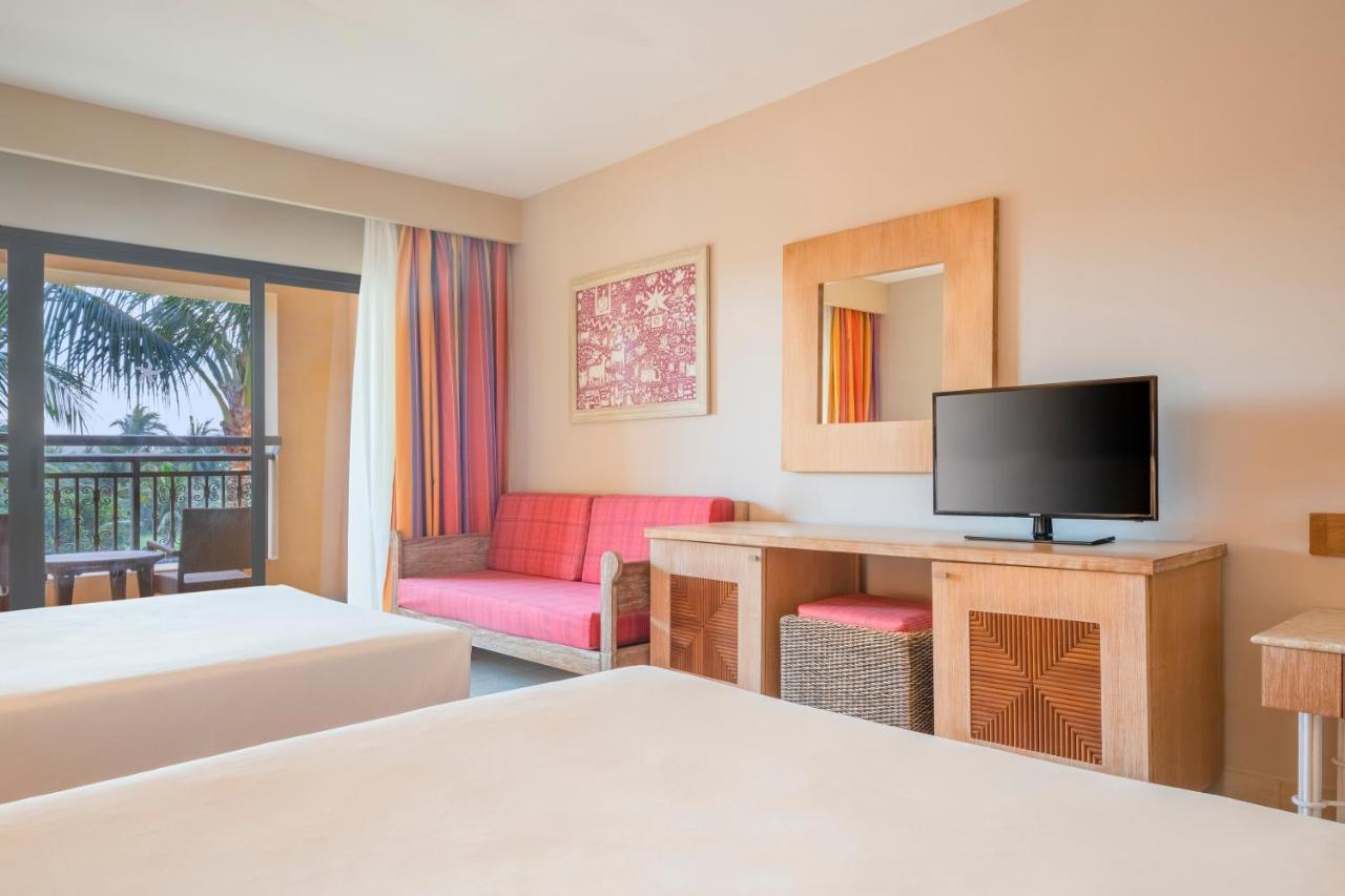 Iberostar Waves Bahia Hotel Praia do Forte Exterior foto A room at the hotel