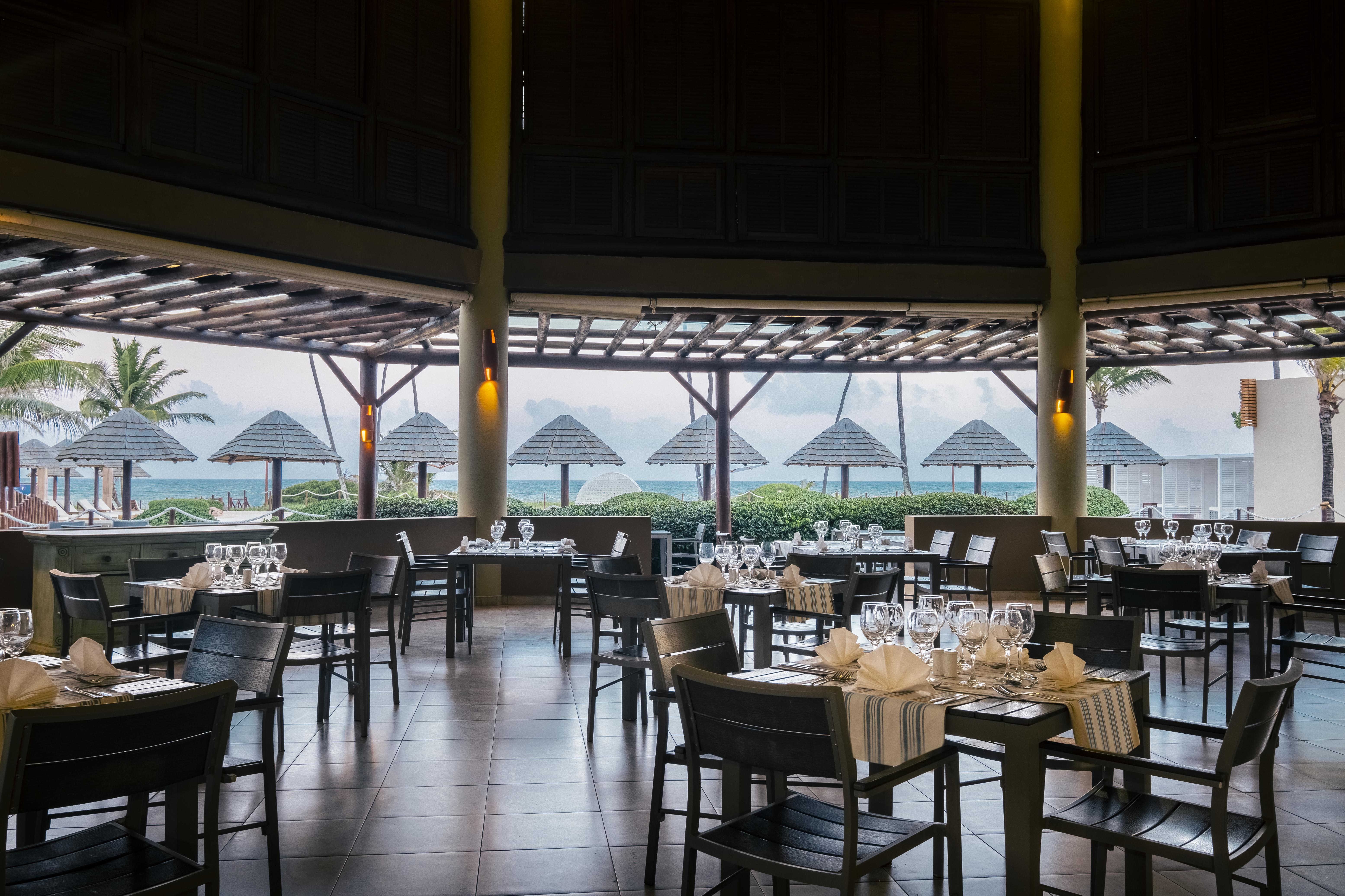 Iberostar Waves Bahia Hotel Praia do Forte Exterior foto The restaurant at the resort