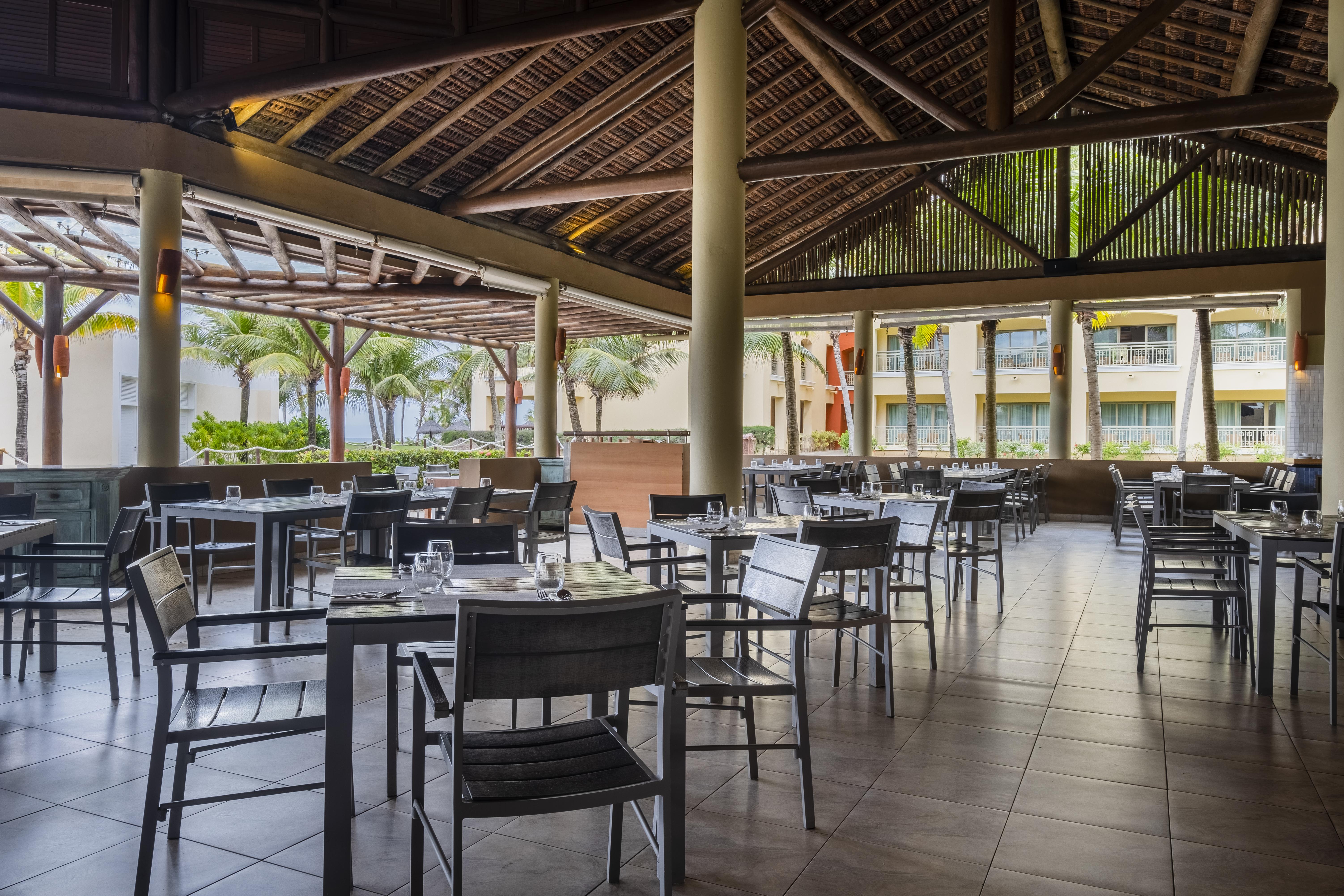 Iberostar Waves Bahia Hotel Praia do Forte Exterior foto The restaurant at the resort