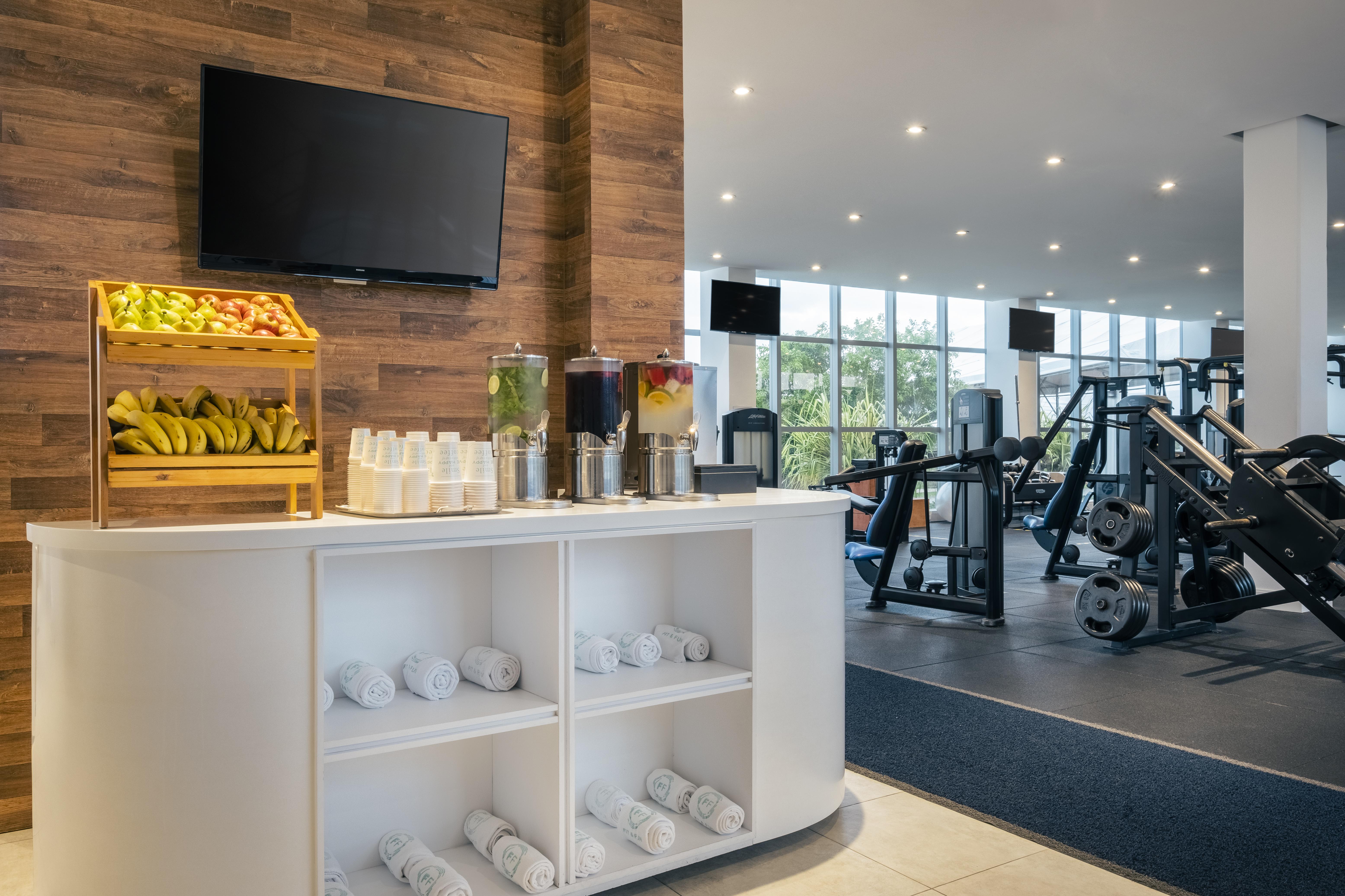 Iberostar Waves Bahia Hotel Praia do Forte Exterior foto The gym at the hotel