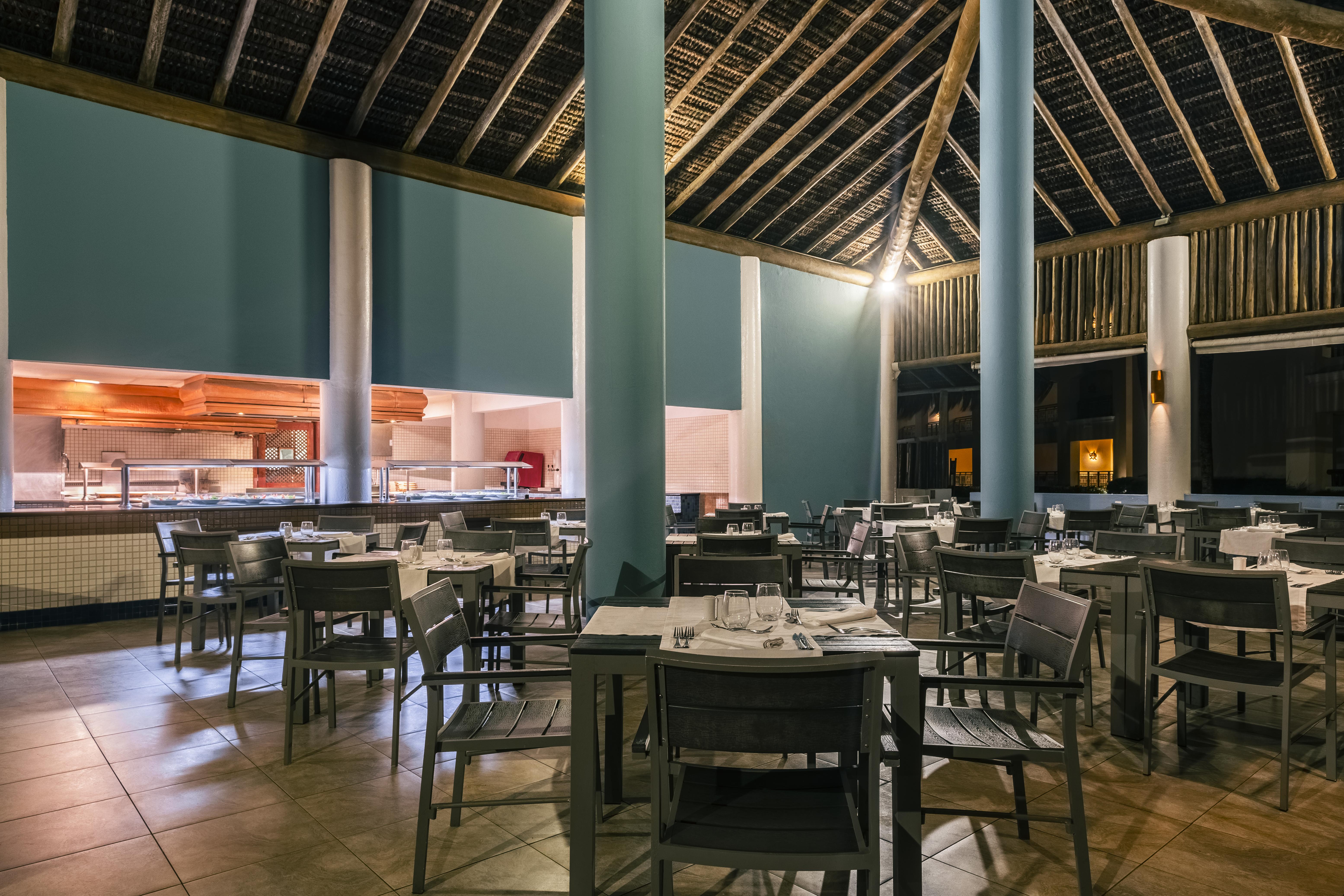 Iberostar Waves Bahia Hotel Praia do Forte Exterior foto The restaurant at the hotel