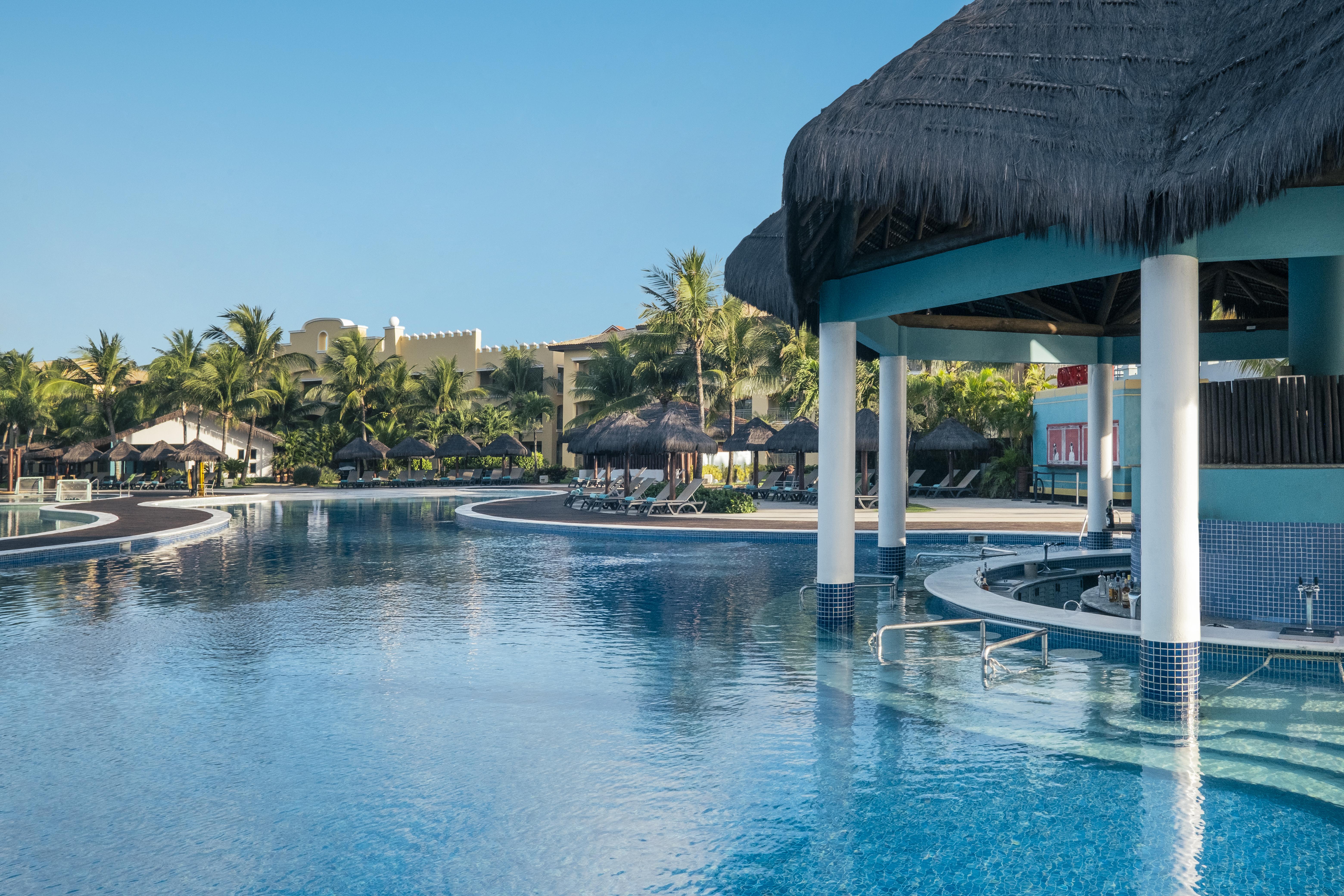 Iberostar Waves Bahia Hotel Praia do Forte Exterior foto The swim-up bar at the Grand Palladium Hotel in Cancun, Mexico